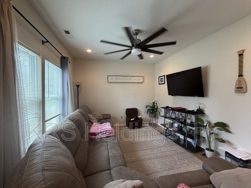 5748 Burrell Ave - Photo 6 of 18