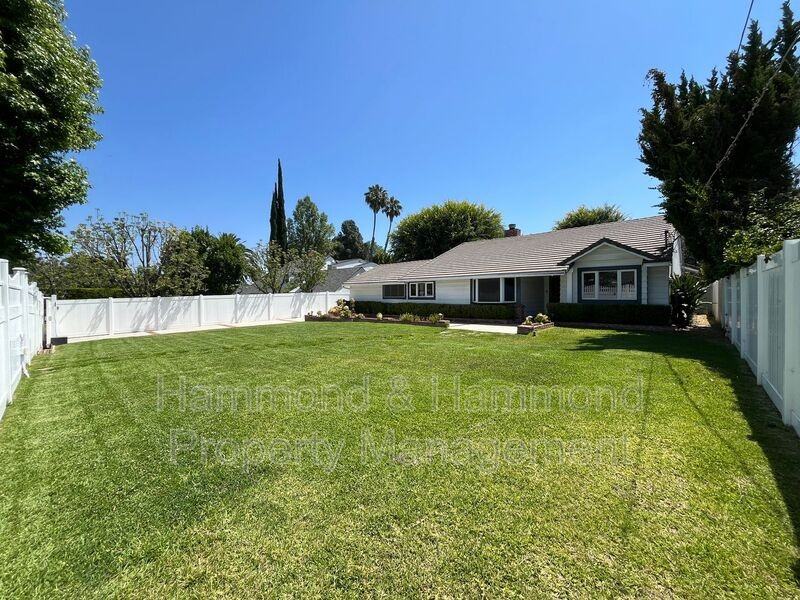 5710 Jumilla Ave - Photo 2 of 19