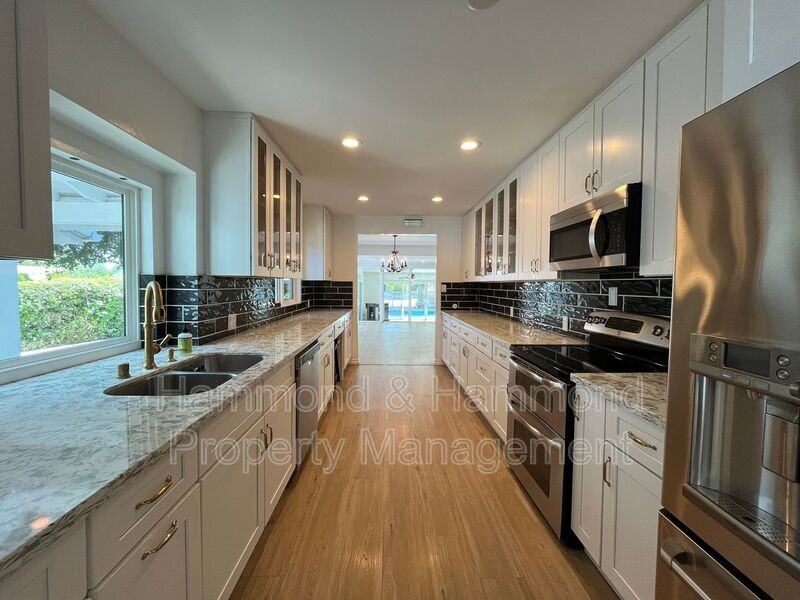 5710 Jumilla Ave - Photo 3 of 19