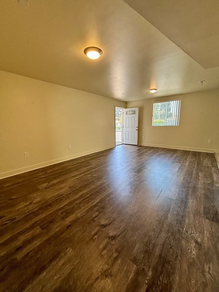 7712 South Hoover Street - Photo 5 of 17
