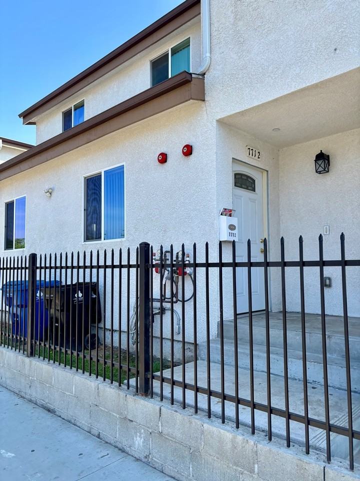 7712 South Hoover Street - Photo 2 of 17