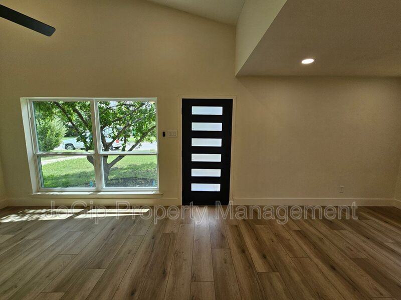 1725 R Ave - Photo 2 of 22