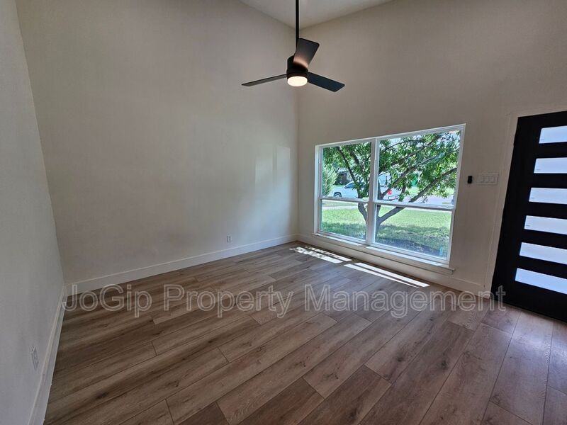1725 R Ave - Photo 3 of 22