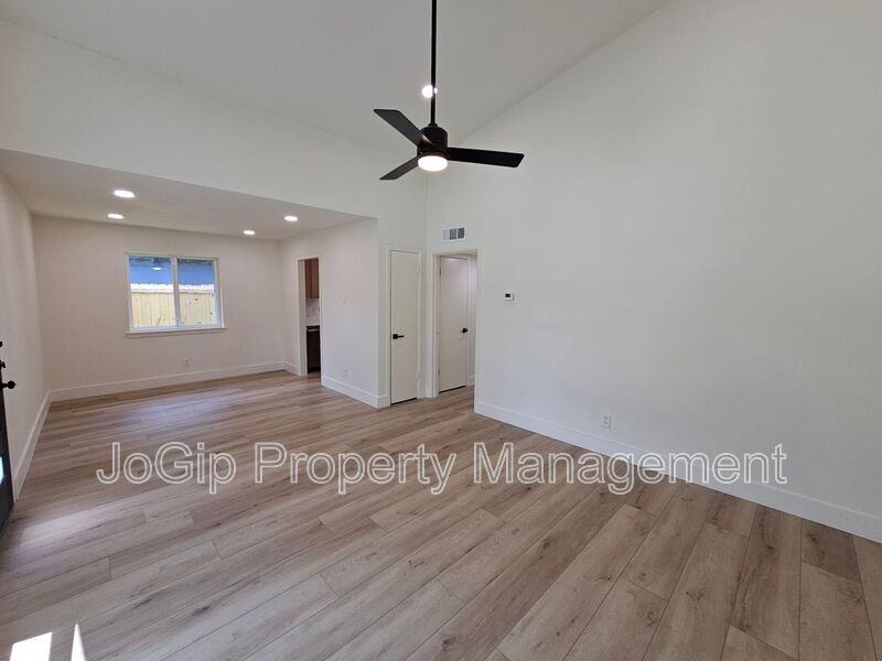 1725 R Ave - Photo 4 of 22