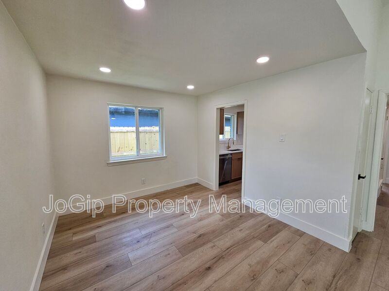 1725 R Ave - Photo 5 of 22