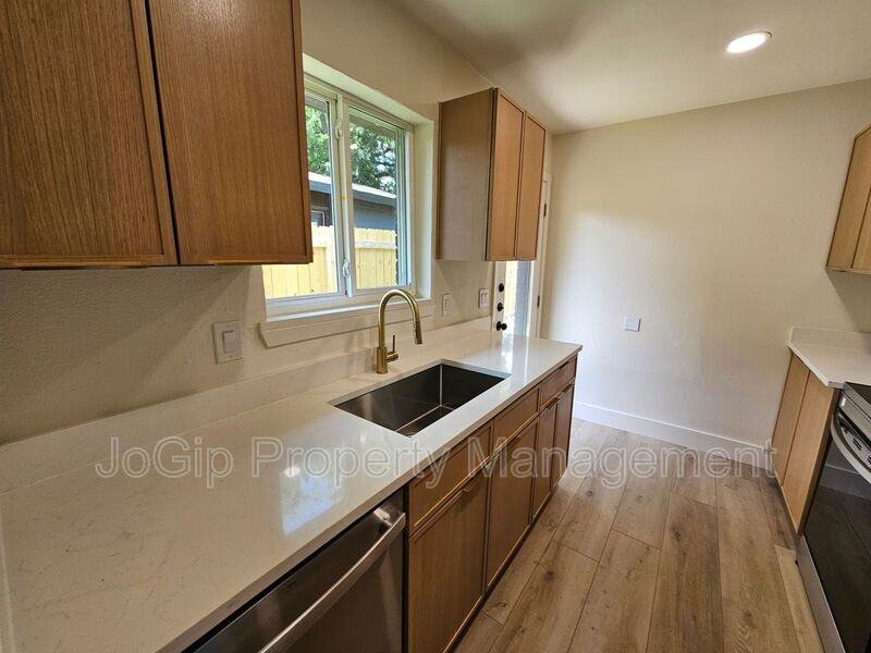 1725 R Ave - Photo 7 of 22