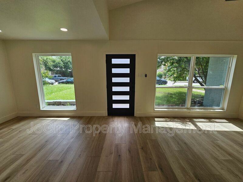 1727 R Ave - Photo 2 of 21