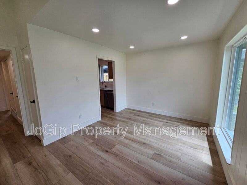 1727 R Ave - Photo 3 of 21