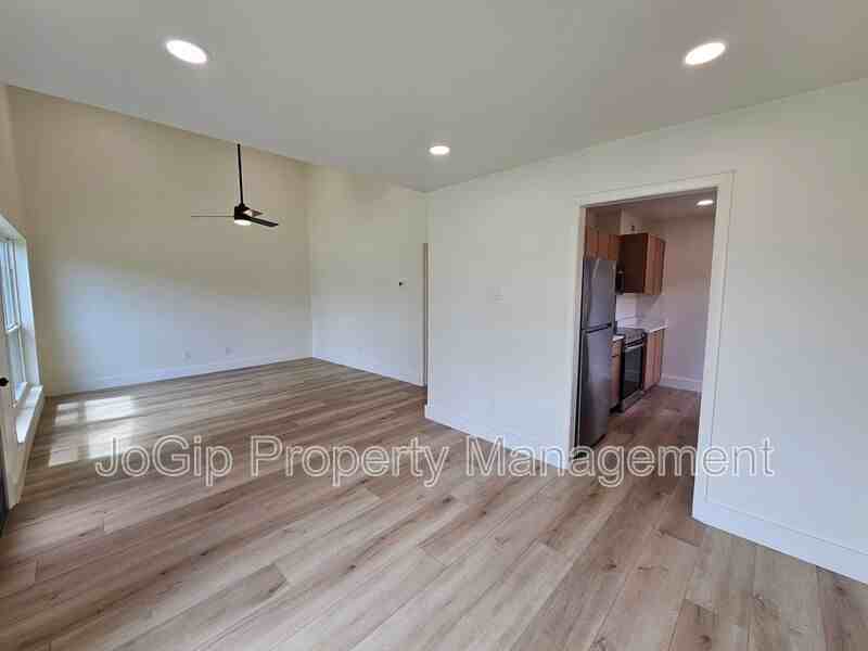 1727 R Ave - Photo 4 of 21