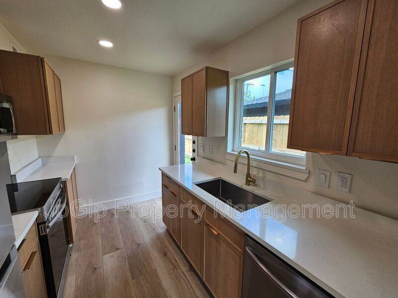 1727 R Ave - Photo 5 of 21
