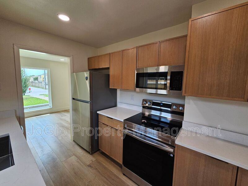 1727 R Ave - Photo 6 of 21