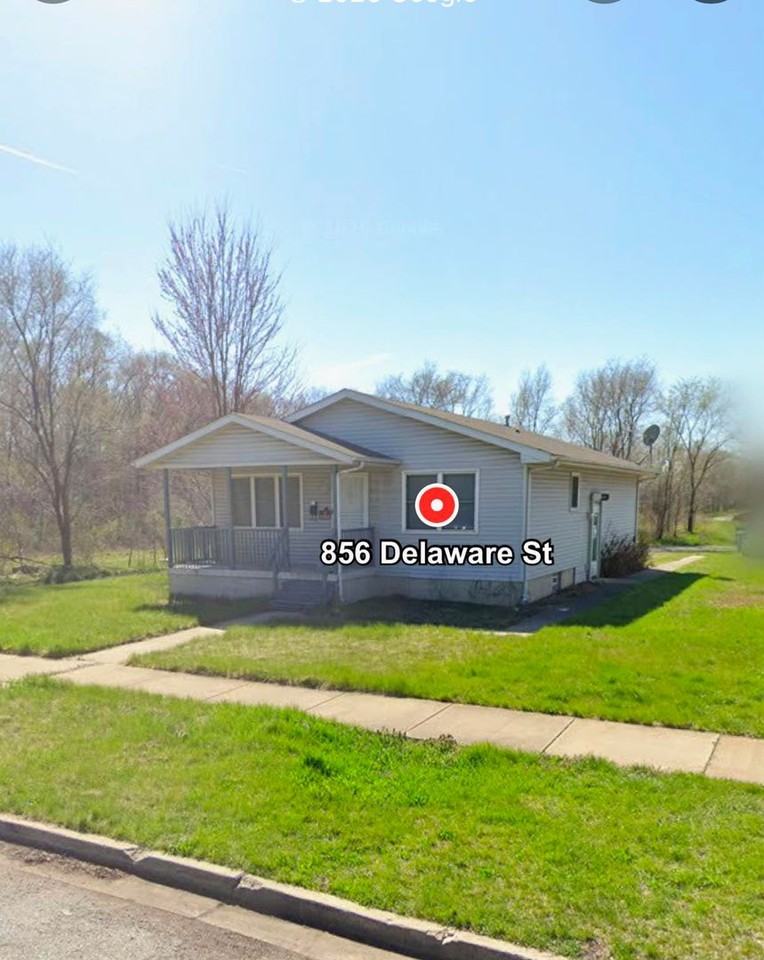 856 Delaware St - Photo 4 of 17