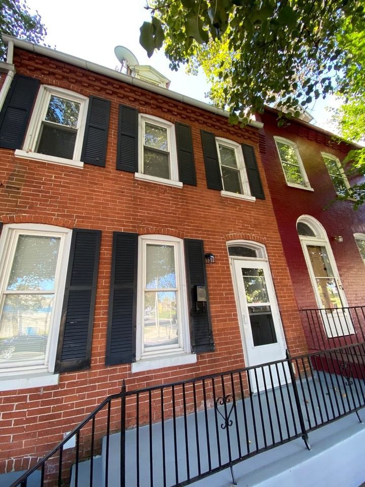 604 S Duke St - Photo 2 of 19