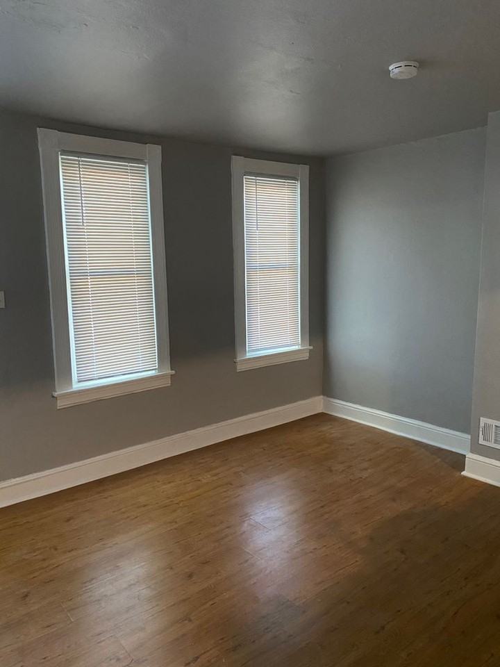 604 S Duke St - Photo 4 of 19