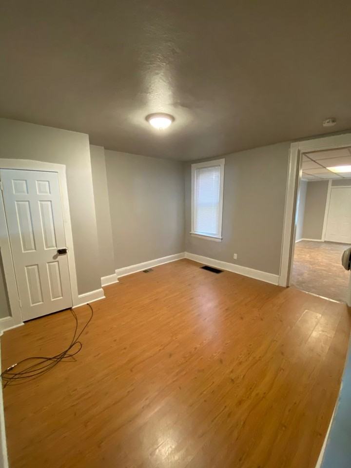 604 S Duke St - Photo 6 of 19
