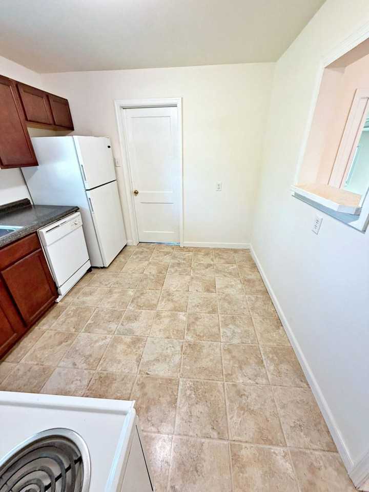 4838 Stanley Dr - Photo 7 of 33