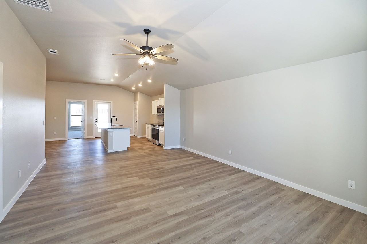 6669 Athens St - Photo 3 of 20