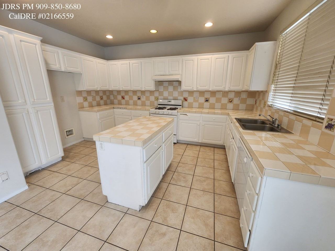 15752 Home Ct - Photo 2 of 20