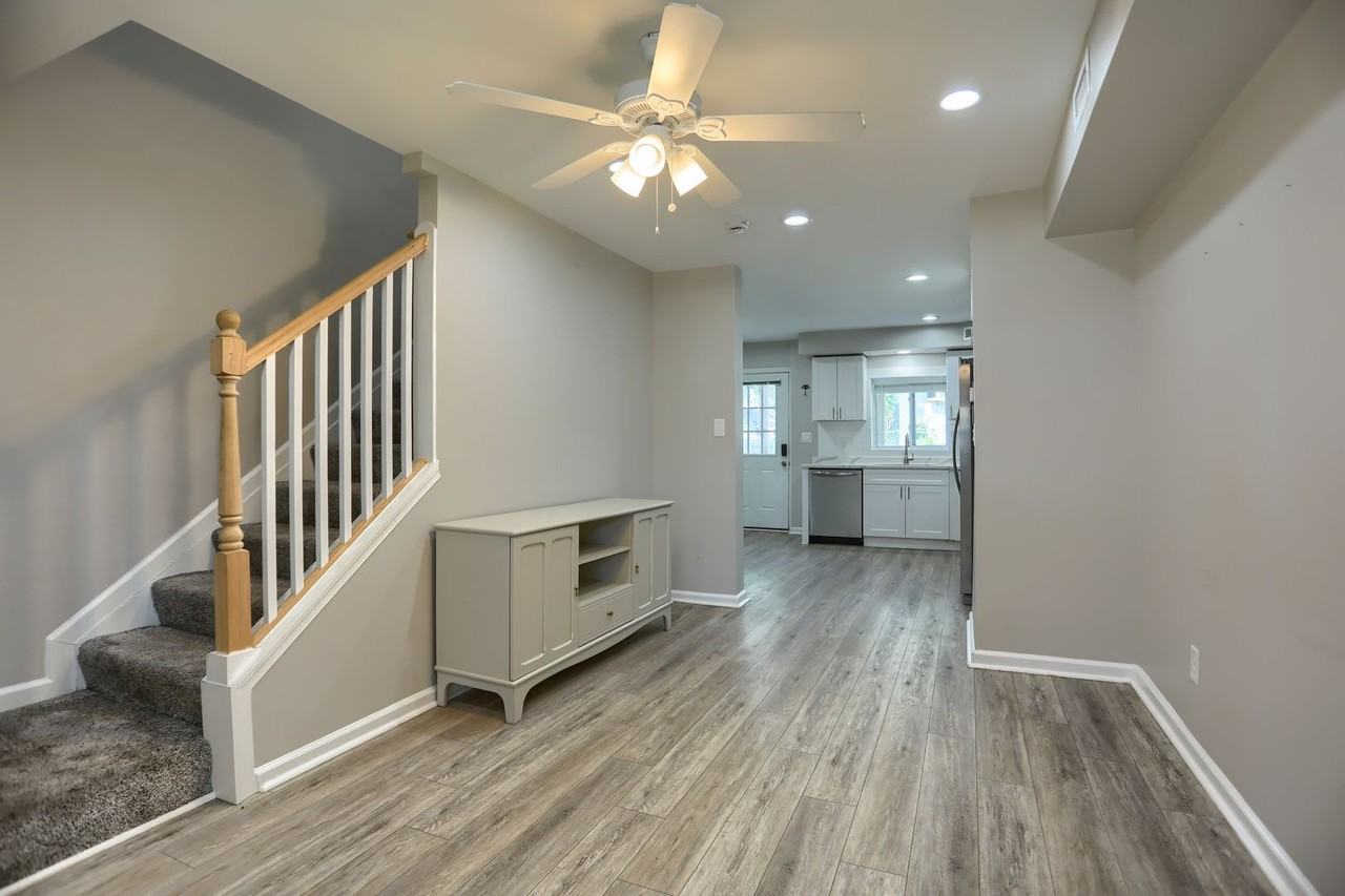 1207 Anglesea St - Photo 4 of 28