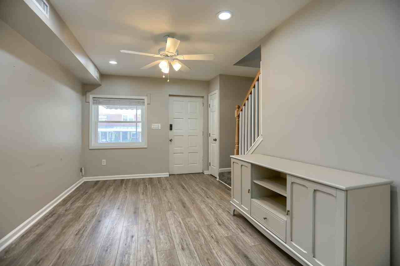 1207 Anglesea St - Photo 5 of 28