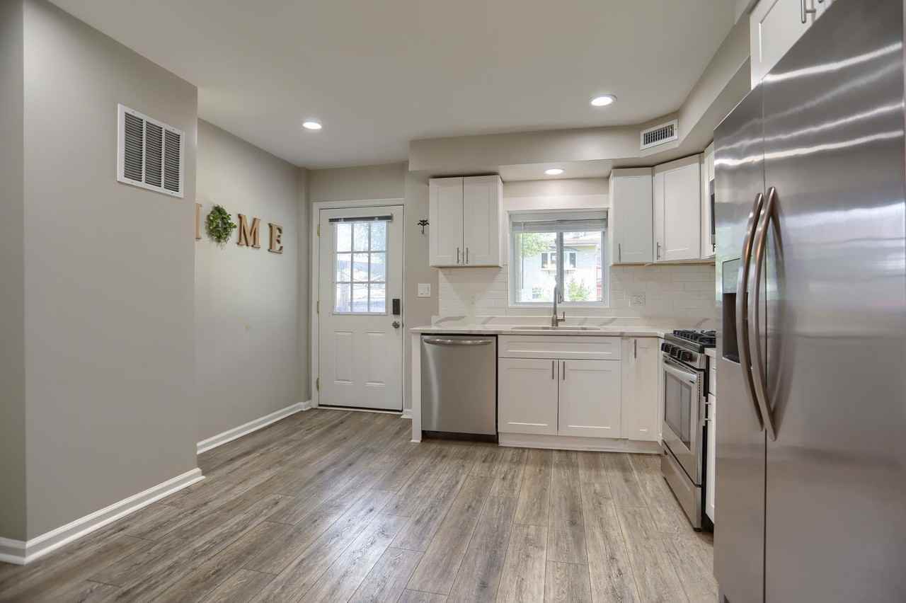 1207 Anglesea St - Photo 6 of 28