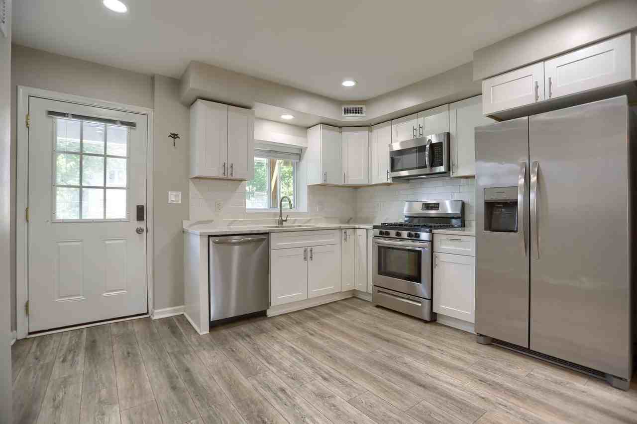 1207 Anglesea St - Photo 7 of 28