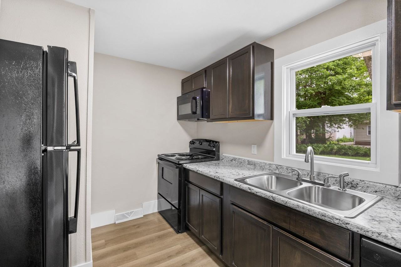 2317 47th St - Photo 3 of 23