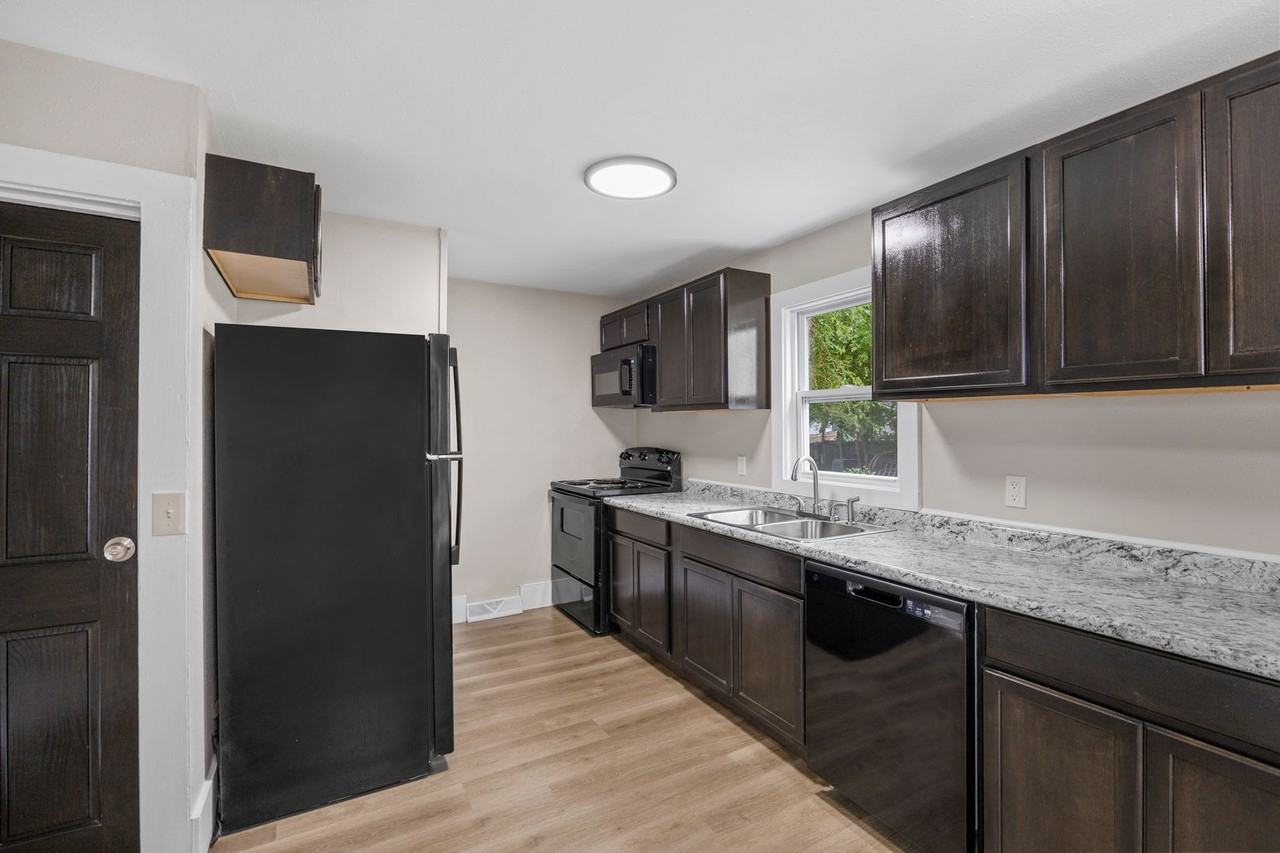 2317 47th St - Photo 5 of 23