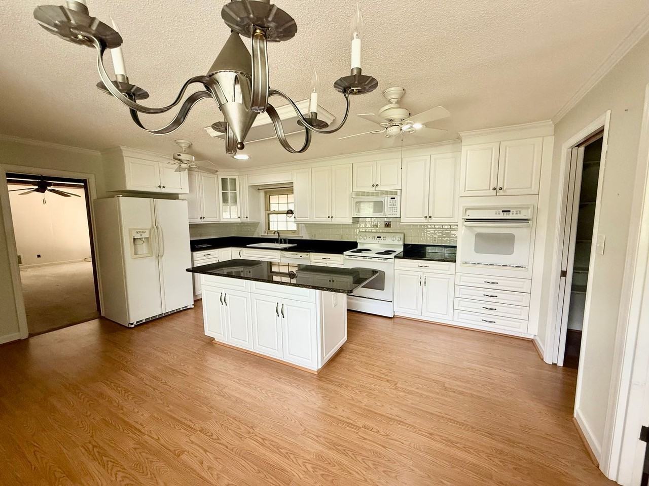 1225 Woodhaven Dr - Photo 4 of 26