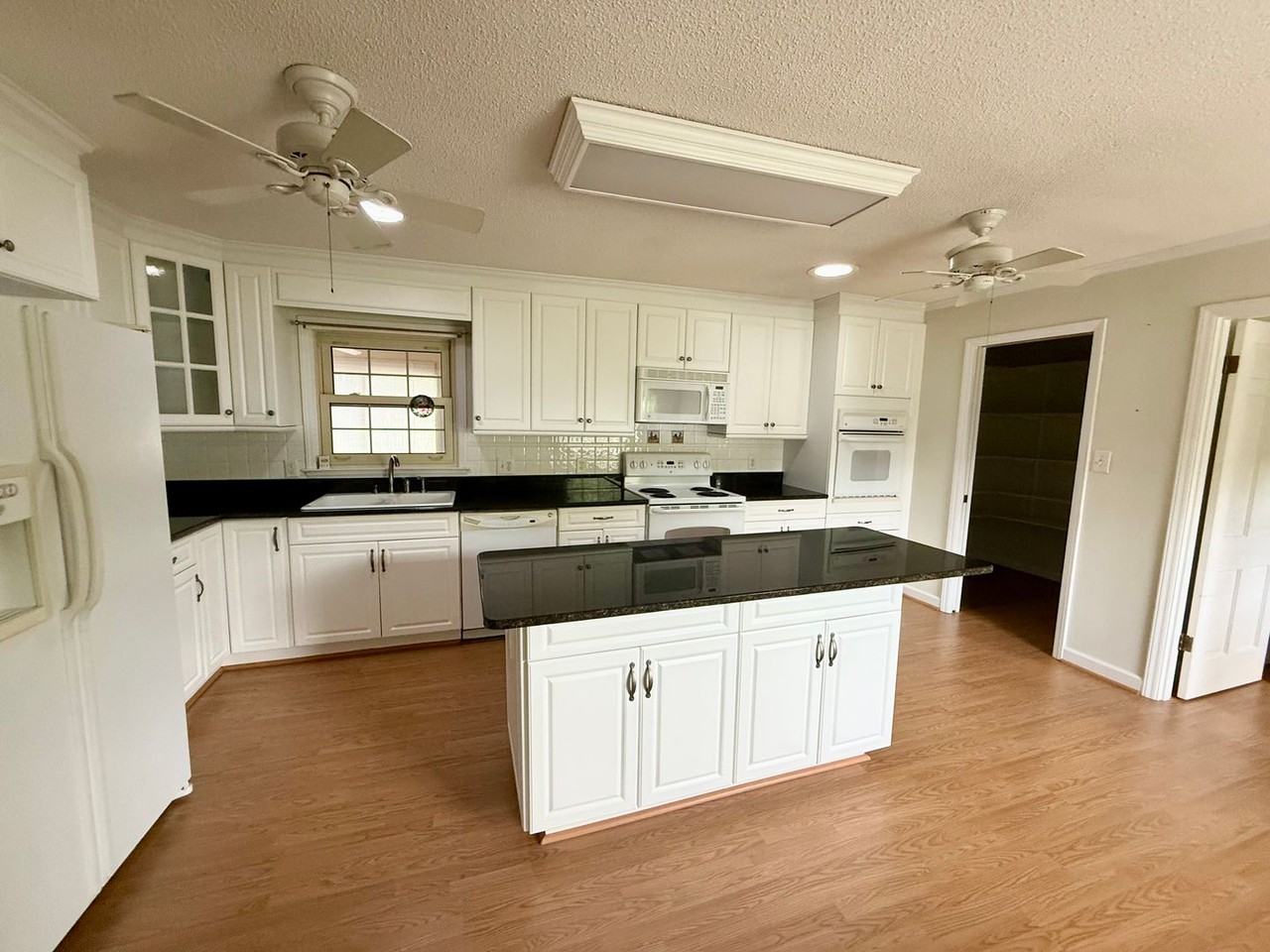 1225 Woodhaven Dr - Photo 5 of 26