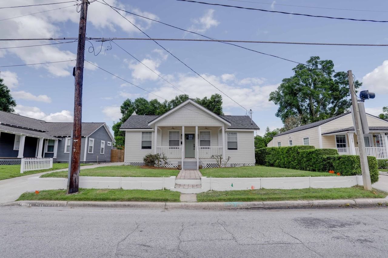 1033 N Hampton Ave - Photo 2 of 30