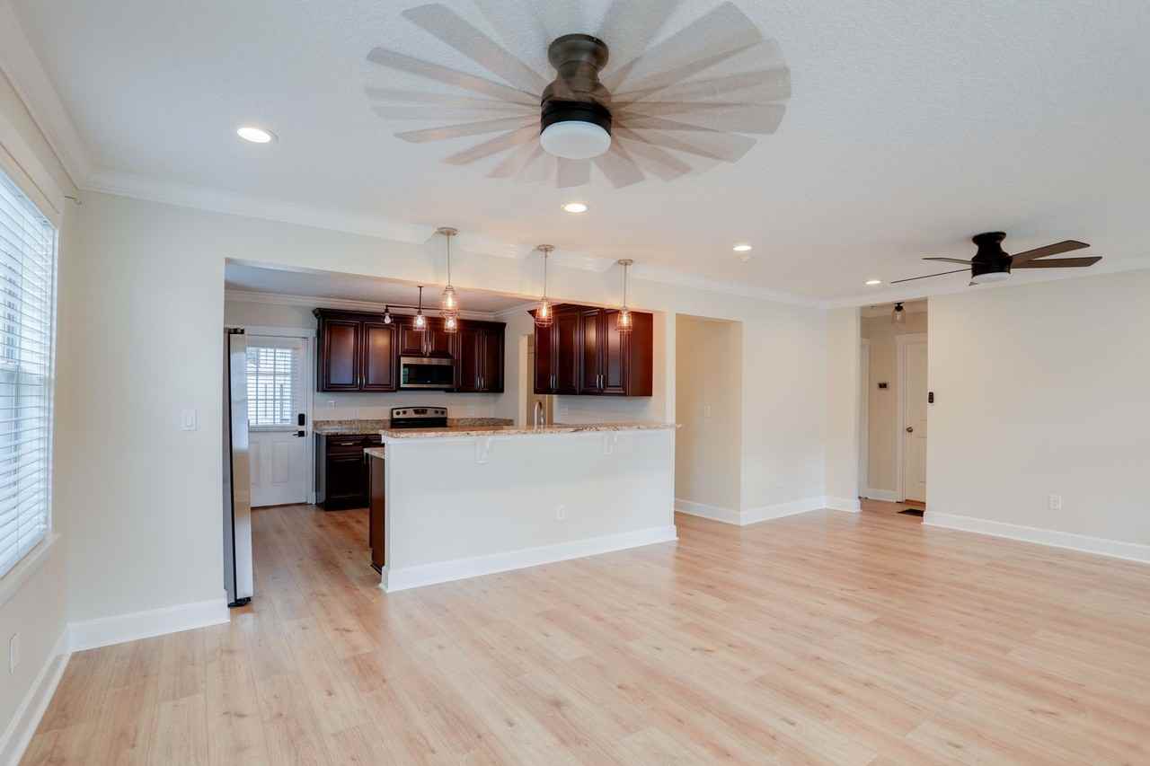 1033 N Hampton Ave - Photo 7 of 30