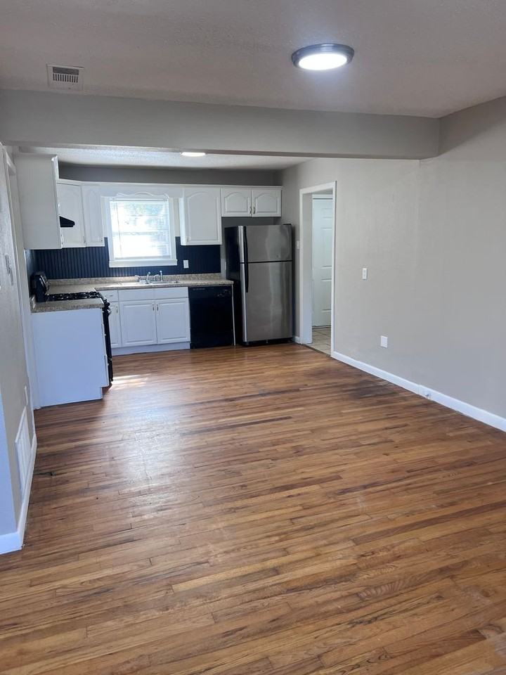 3813 32nd St - Photo 3 of 10