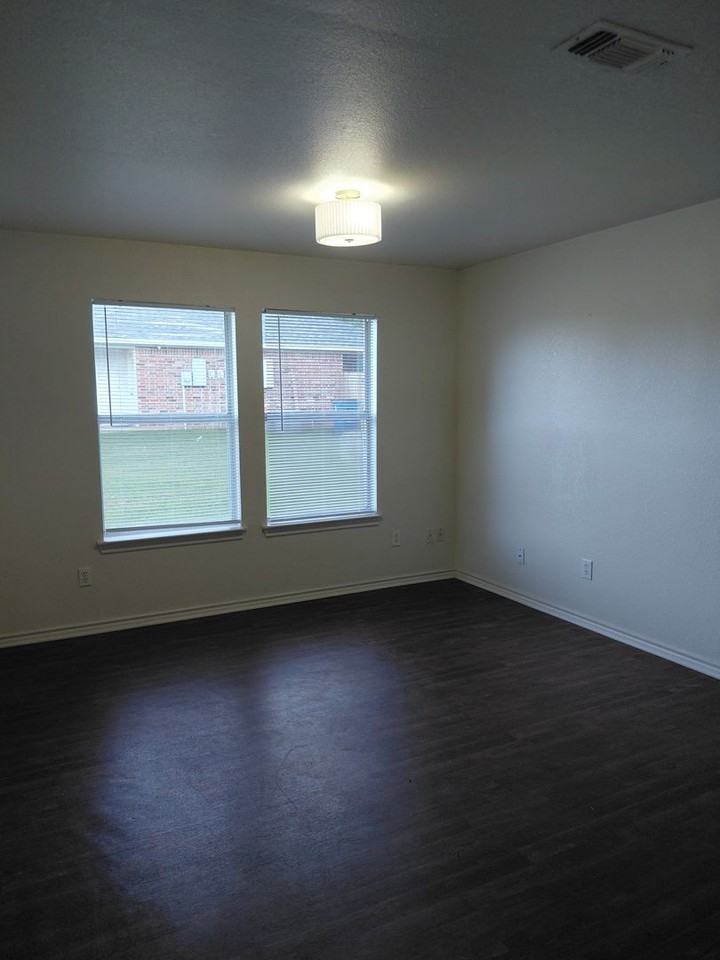1561 Greenwood Rd #103 - Photo 4 of 26
