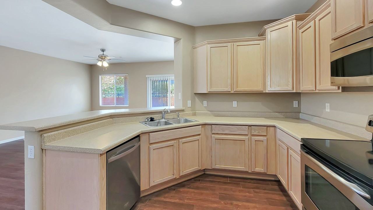 9037 W Plum Rd - Photo 7 of 34