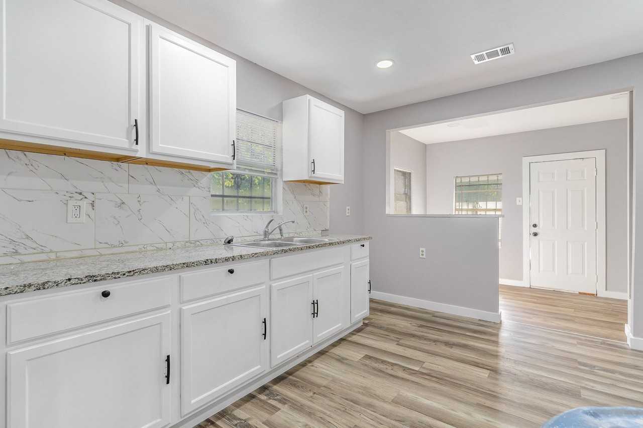 4804 Fellows Ln - Photo 3 of 14
