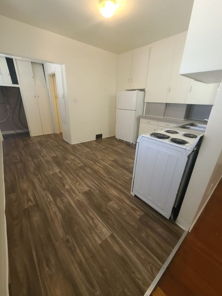 604 W Hays St #B - Photo 4 of 10