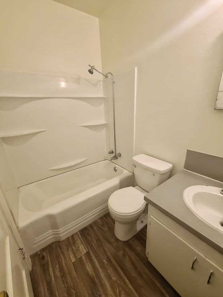 604 W Hays St #B - Photo 6 of 10