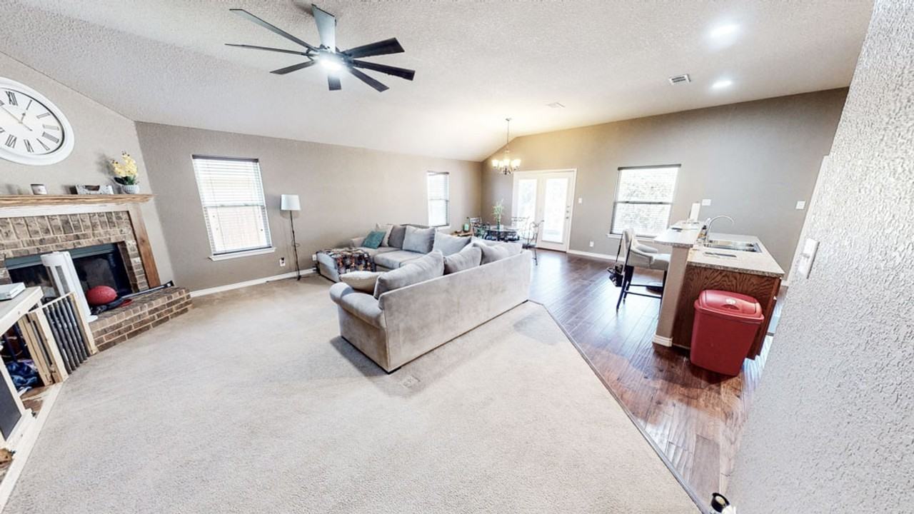 2607 Montague County Dr - Photo 4 of 28