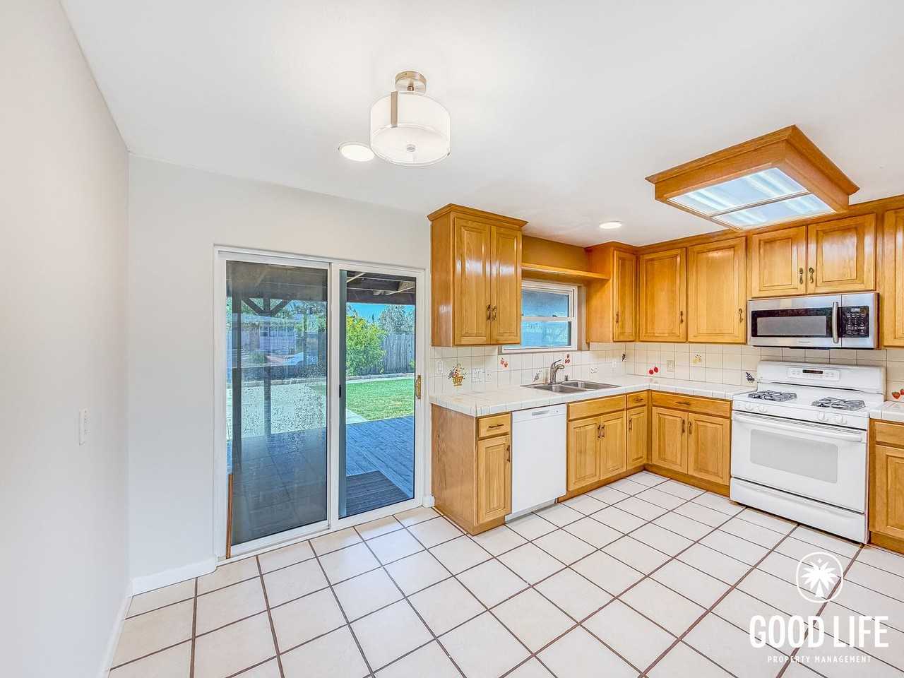 6415 Richard St - Photo 4 of 17