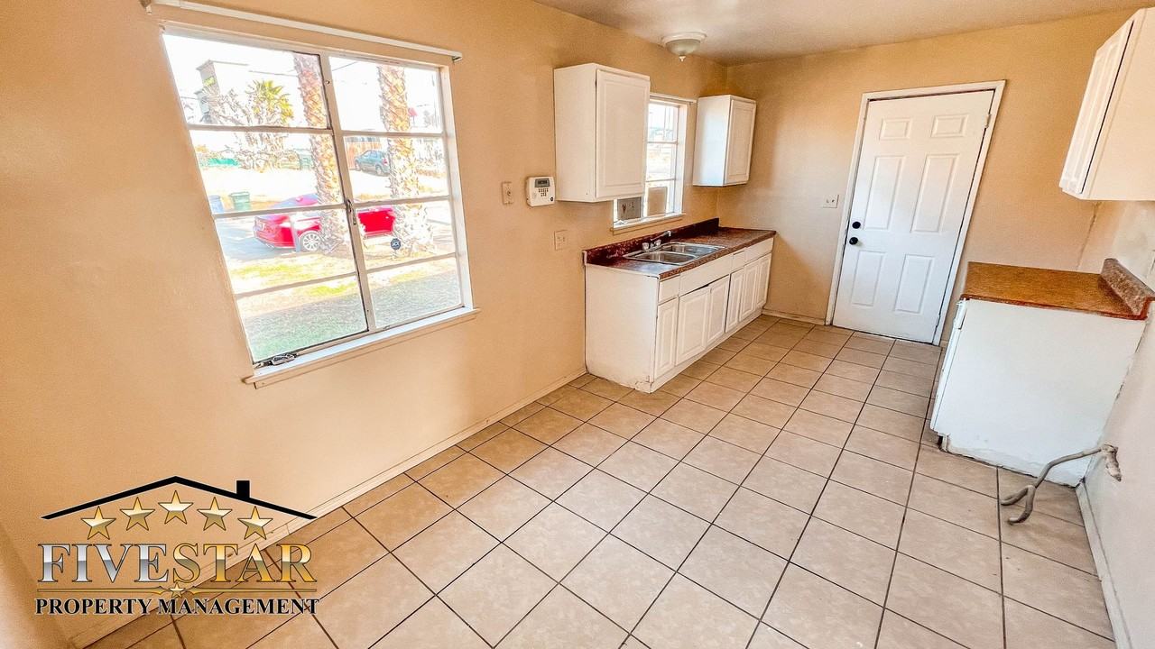 2105 Del Amo Way - Photo 5 of 15