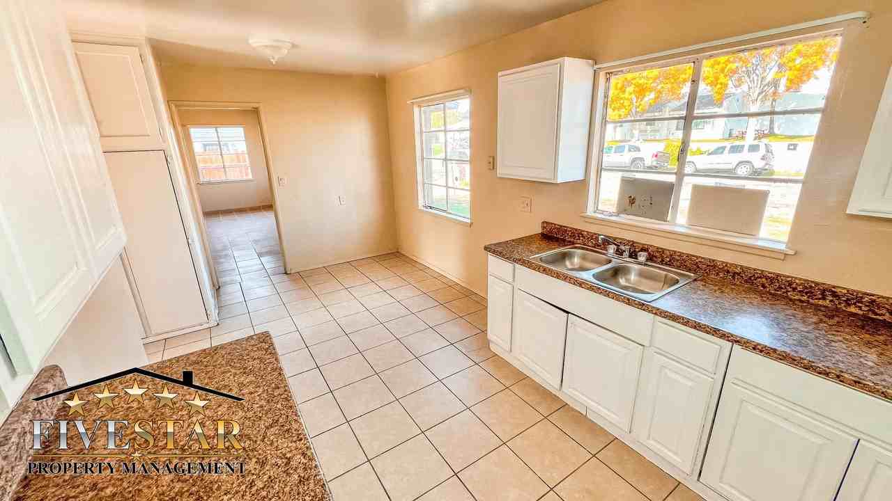 2105 Del Amo Way - Photo 6 of 15