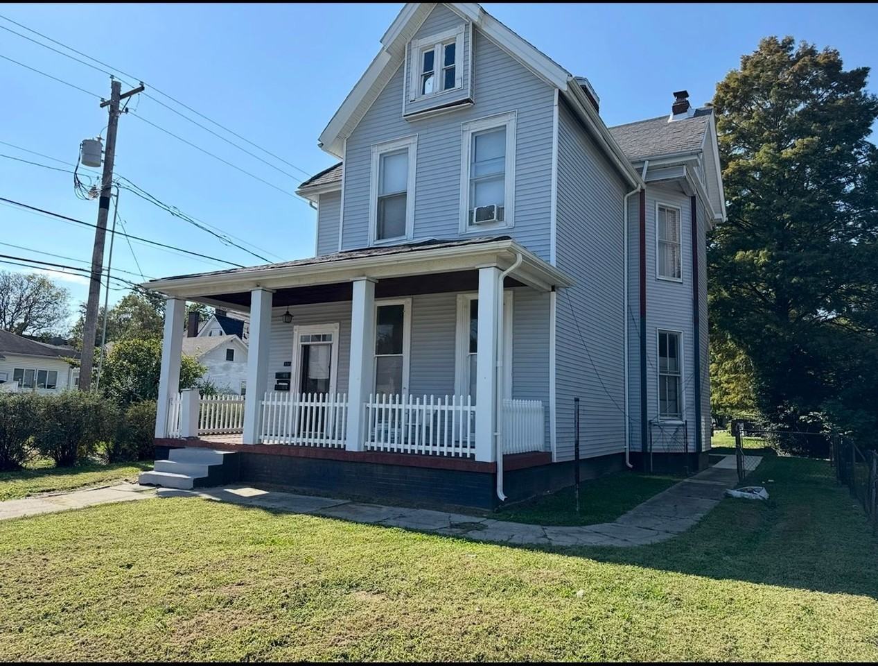 931 Se 8th St - Photo 2 of 5