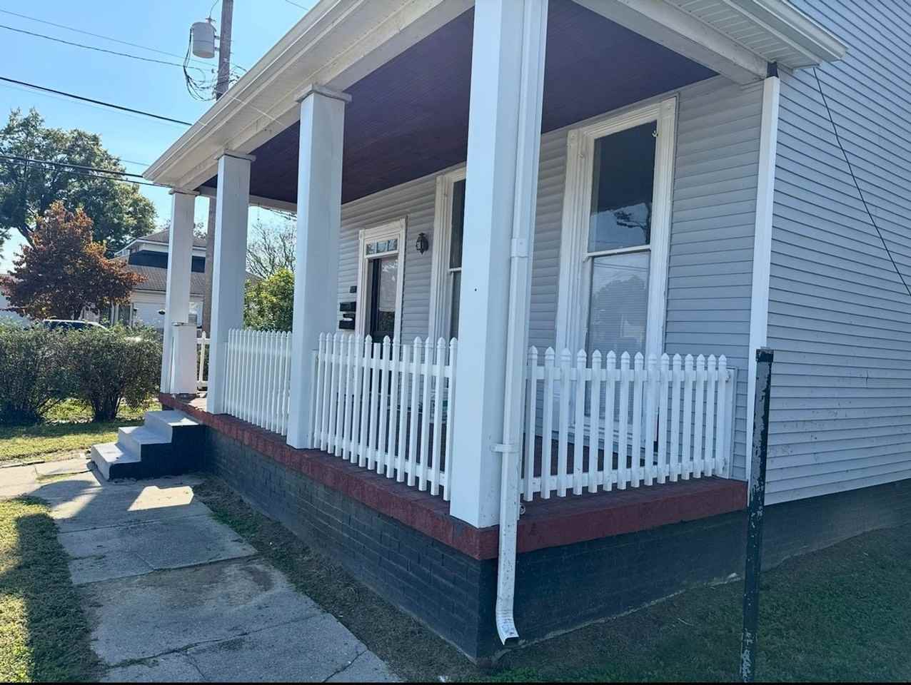 931 Se 8th St - Photo 3 of 5