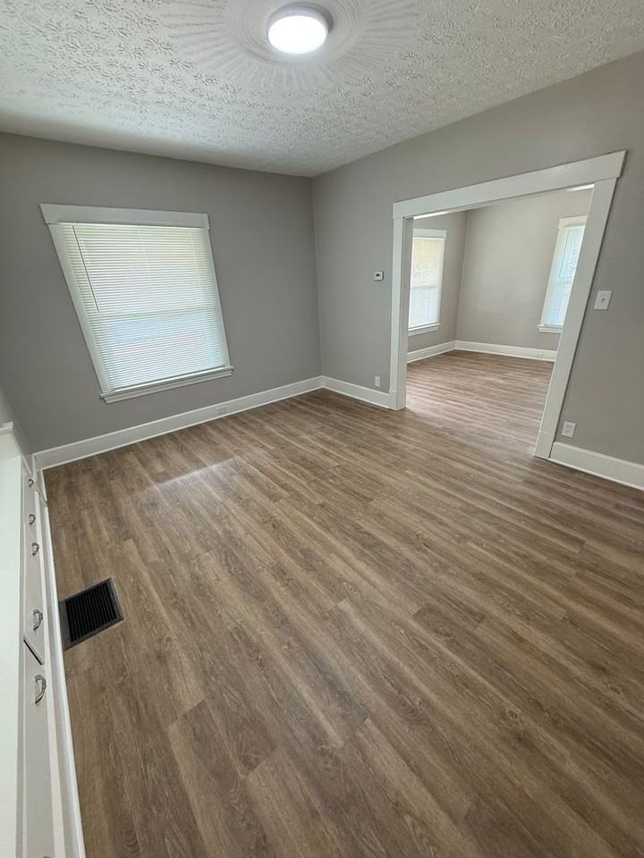 21 S Dunlap Ave - Photo 4 of 26