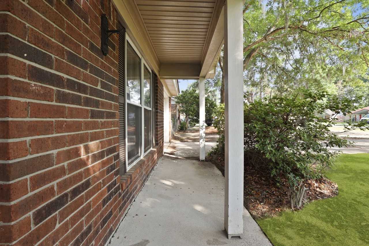 226 Larchmont Dr - Photo 7 of 40