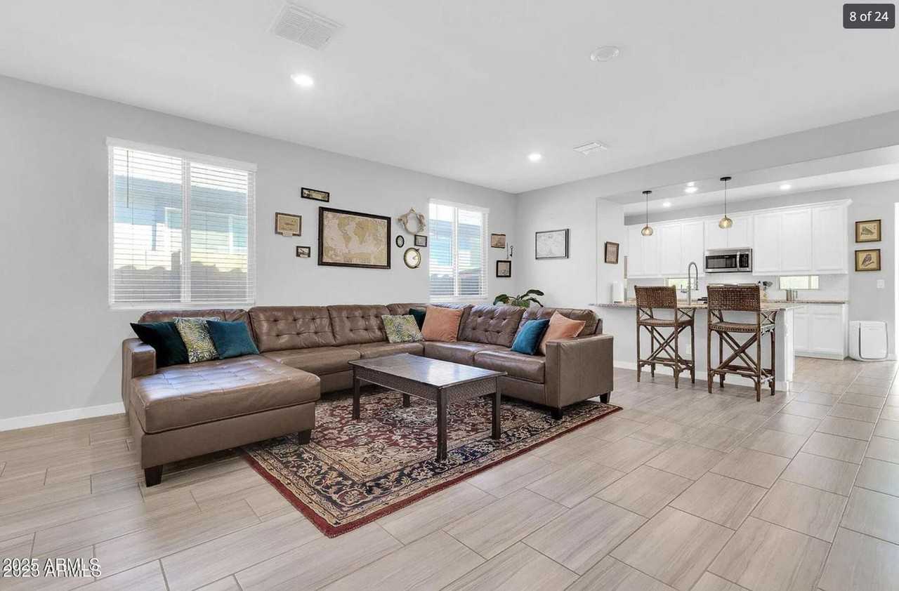 327 W Tamarack Dr - Photo 2 of 20