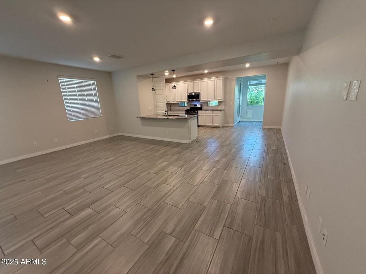 327 W Tamarack Dr - Photo 4 of 20