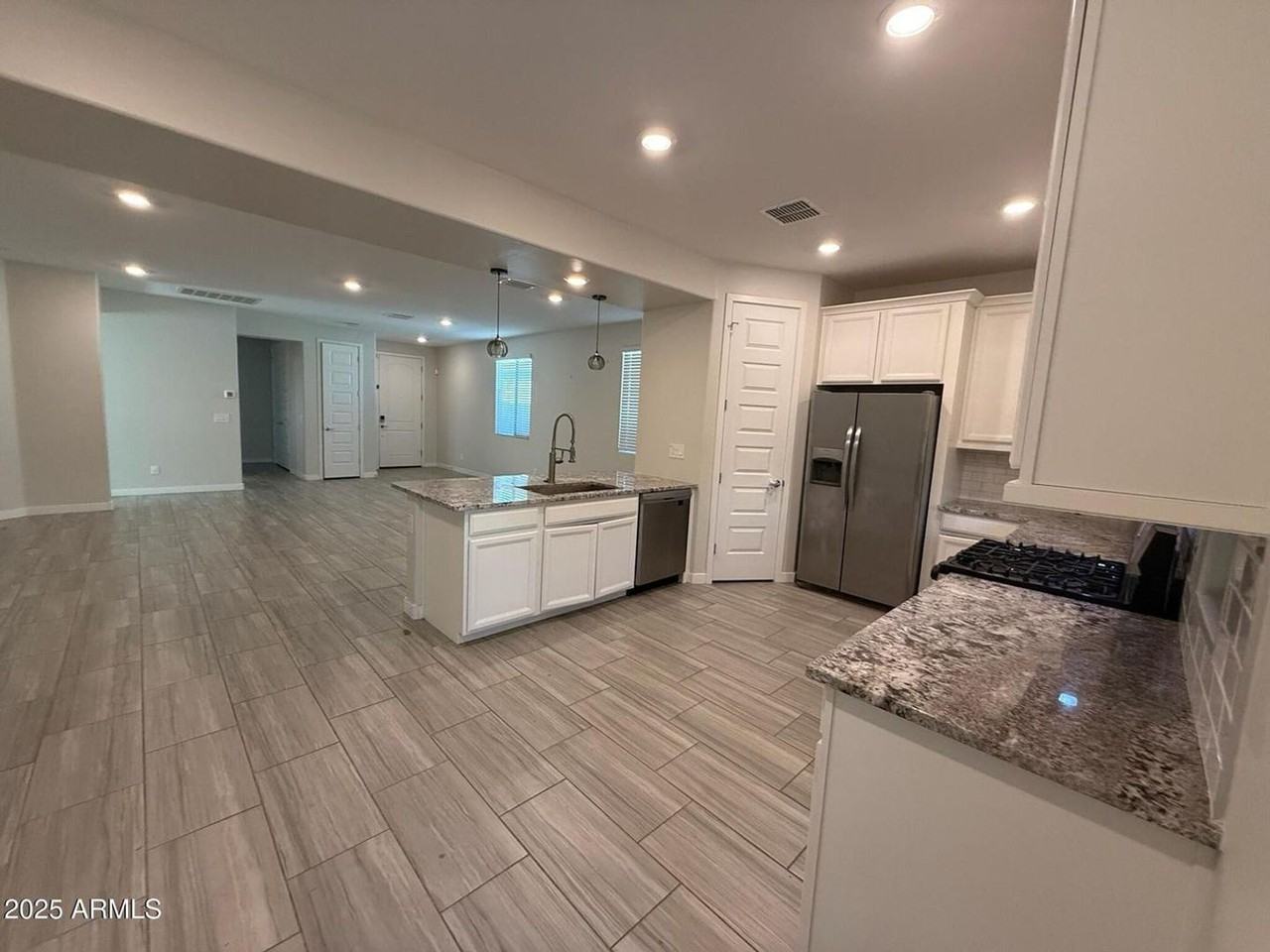 327 W Tamarack Dr - Photo 5 of 20