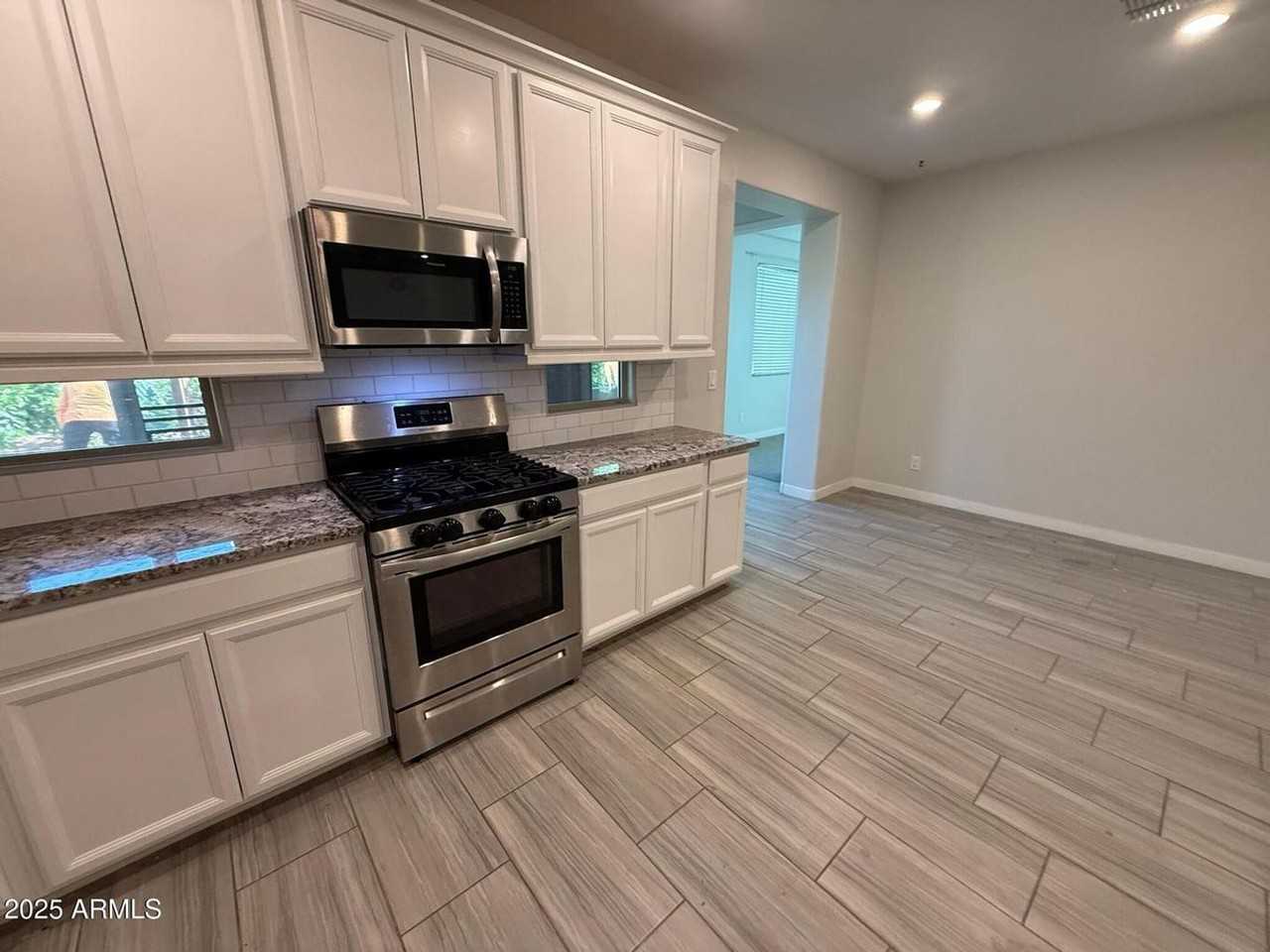 327 W Tamarack Dr - Photo 6 of 20